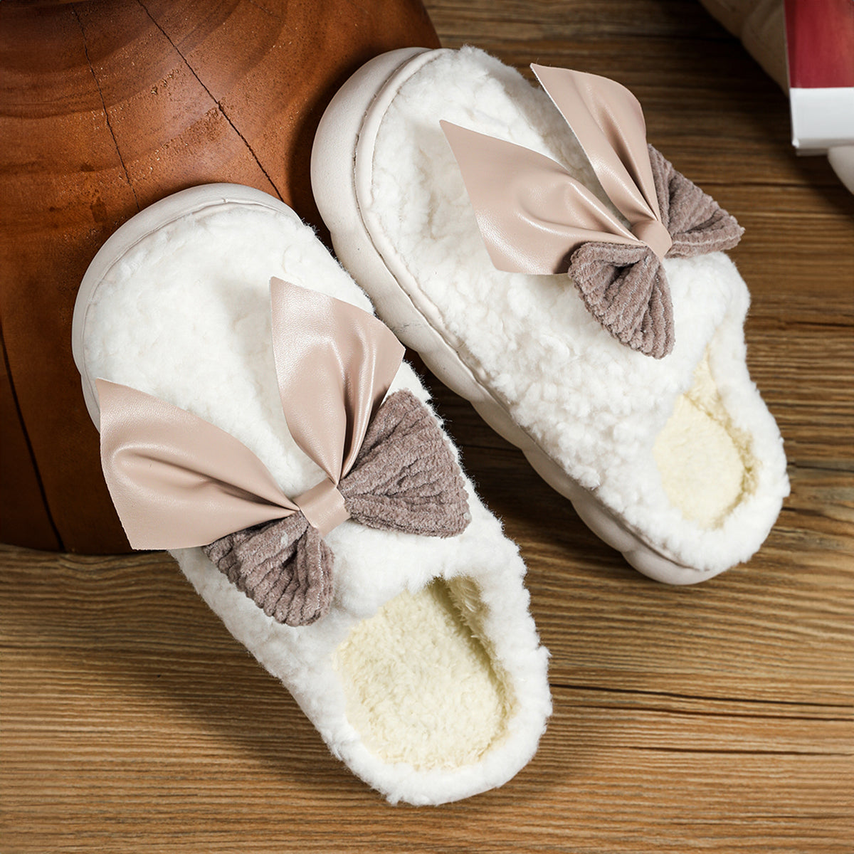 White Contrast Bowknot Applique Plush Winter Slippers (Colors May Differ by Batch)