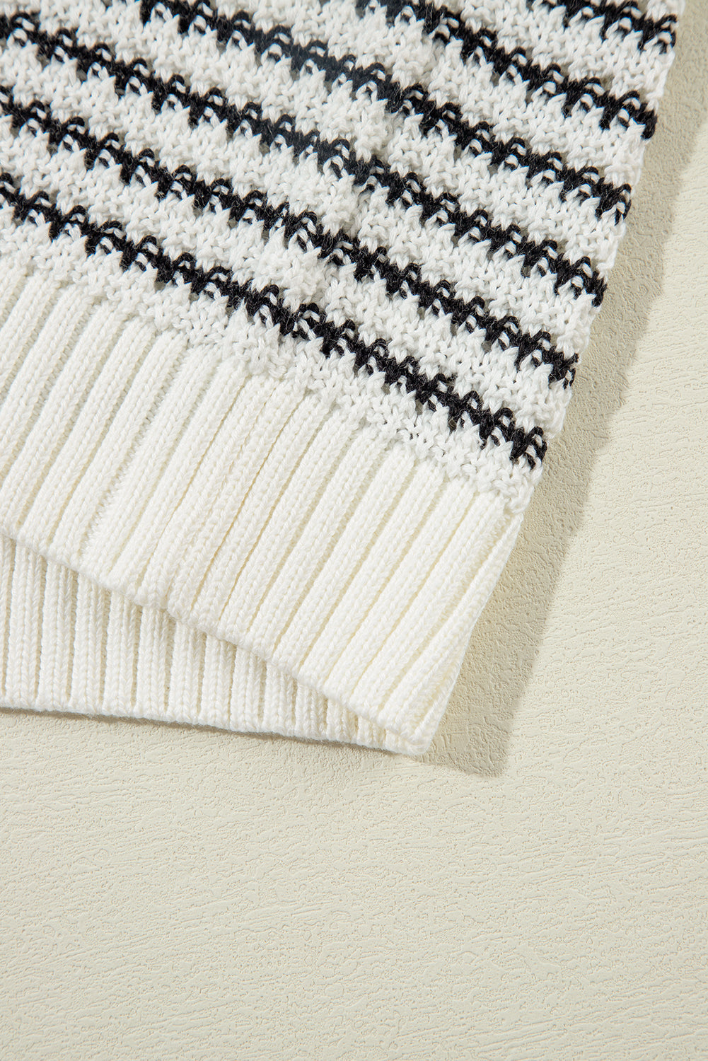 Gilet en tricot ample à rayures noires et bordures côtelées