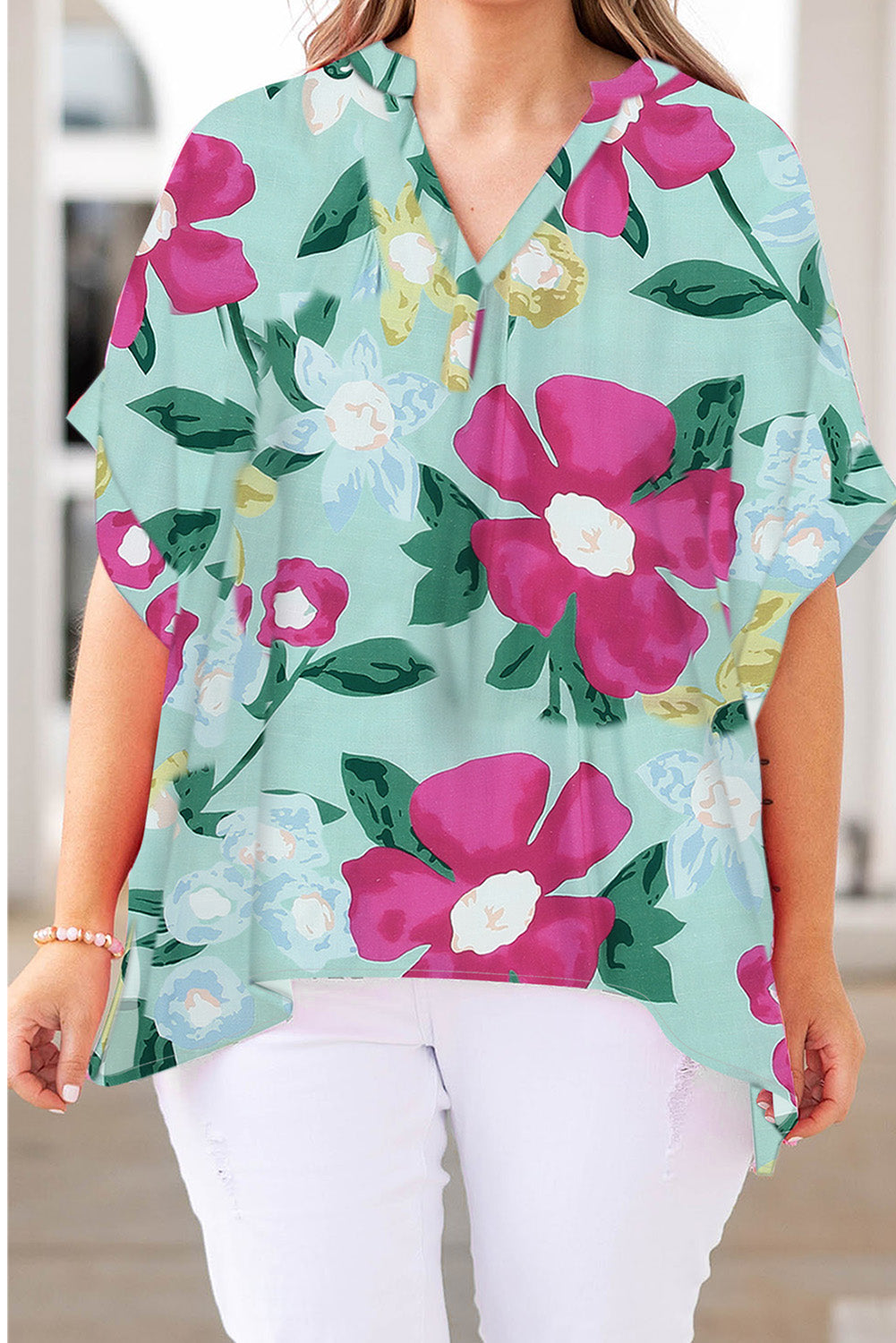 Blusa con cuello en V y bolsillo en el pecho con estampado de flores 