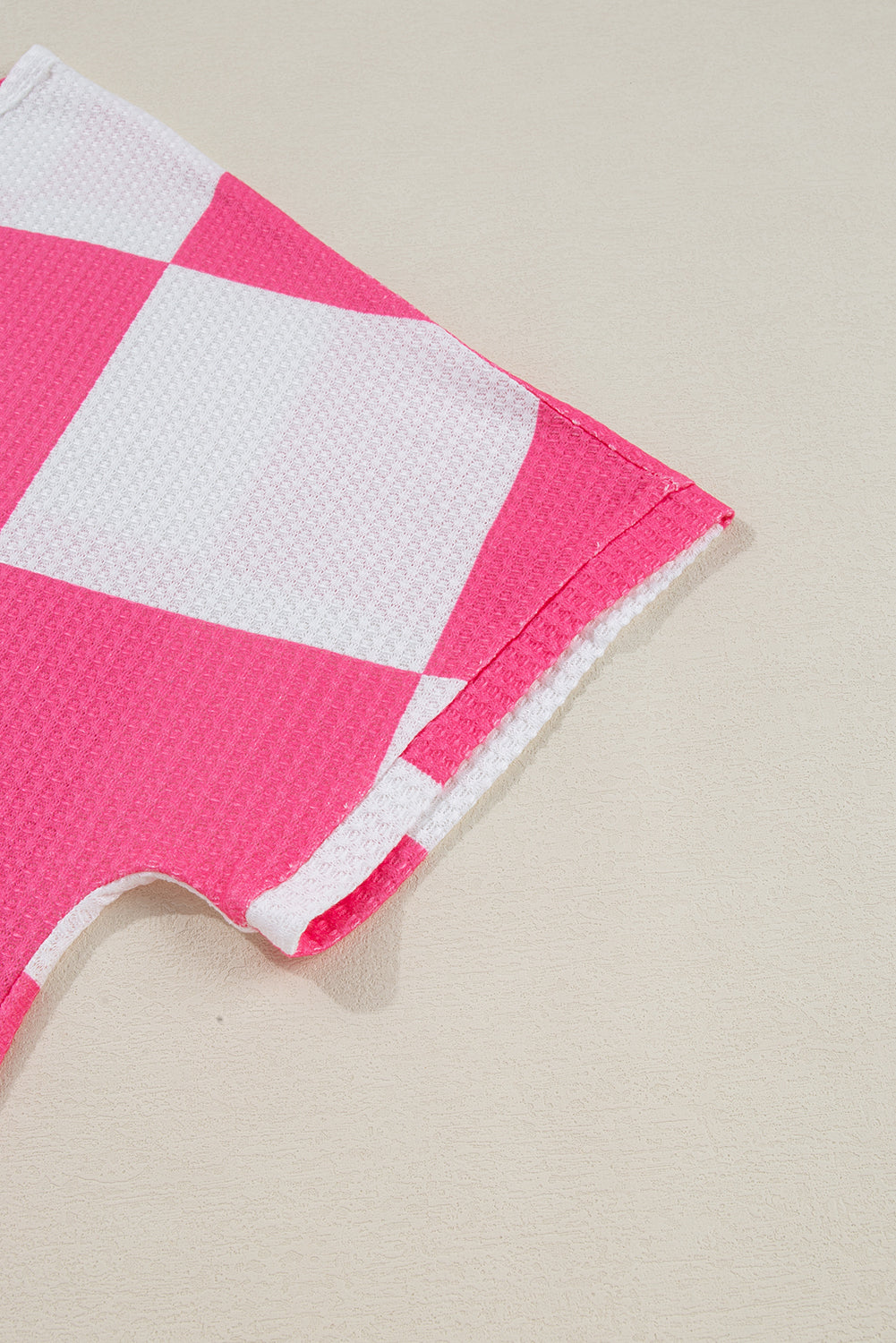 T-shirt blanc texturé à col rond et motif damier grande taille