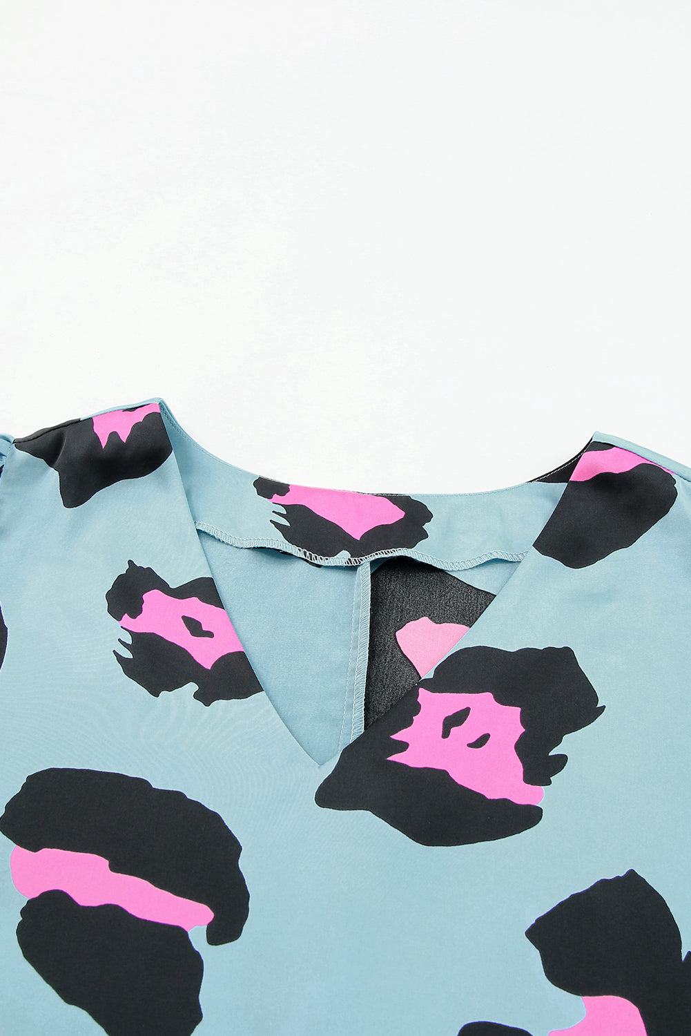 Blusa con estampado de leopardo de manga corta fruncida de color caqui