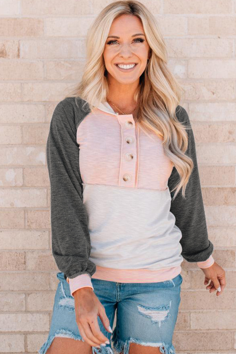 Sudadera con capucha y detalles de botones en bloques de color