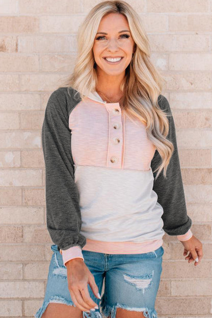 Sudadera con capucha y detalles de botones en bloques de color