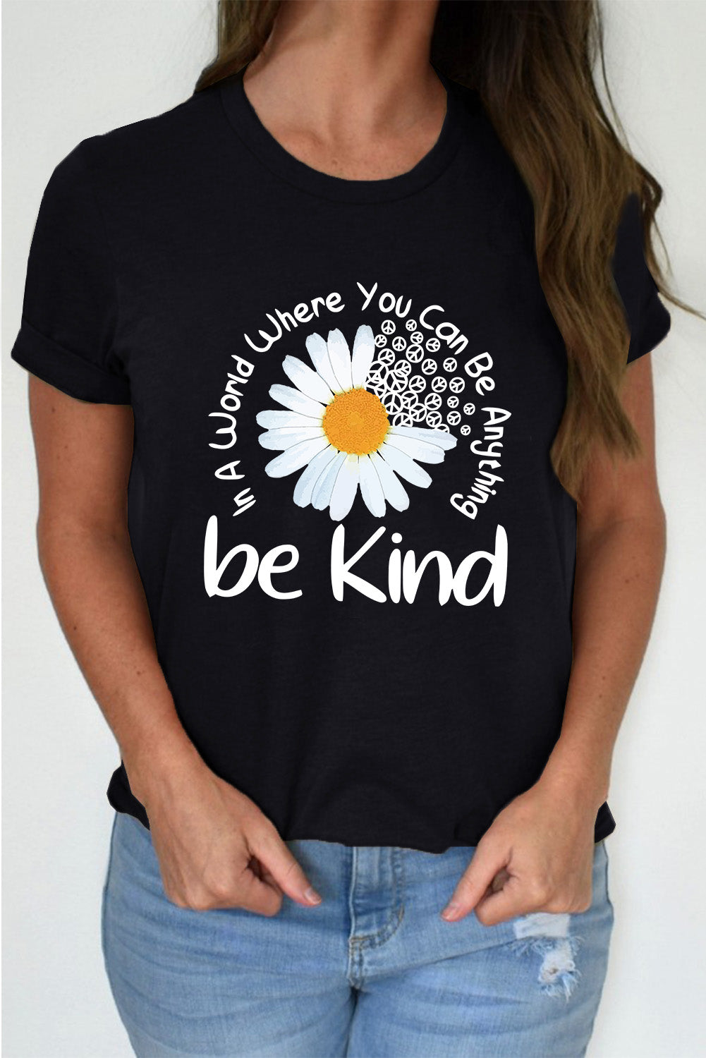 T-shirt décontracté à col rond et imprimé « Be Kind » avec slogan « Daisy » noir