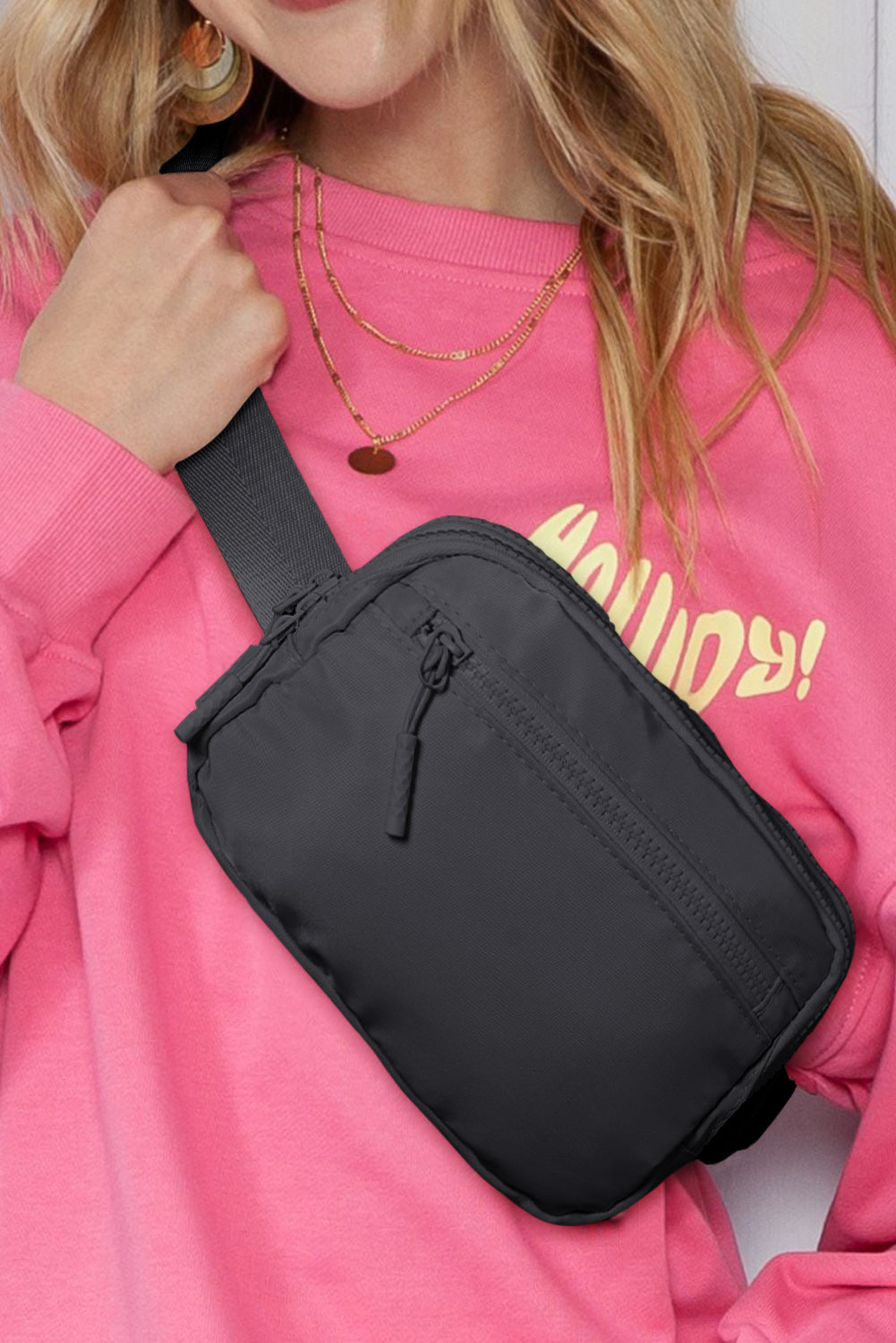 Sac bandoulière carré noir à large ceinture zippée