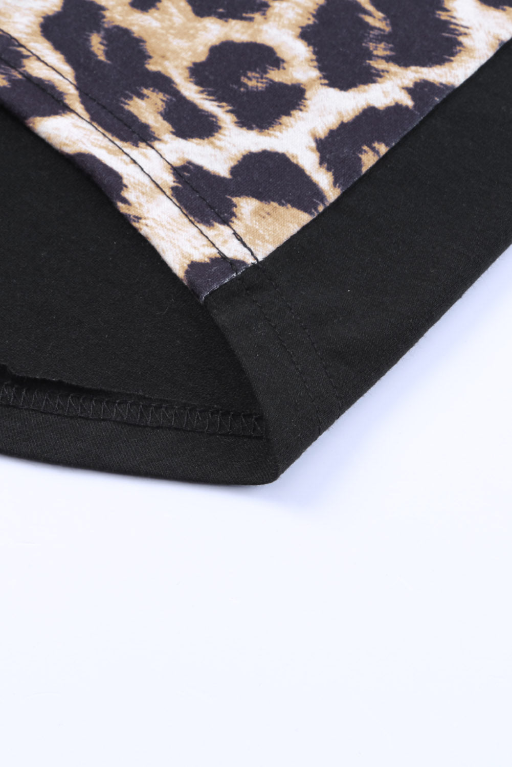 Camiseta de manga corta con cuello redondo y empalme de leopardo 