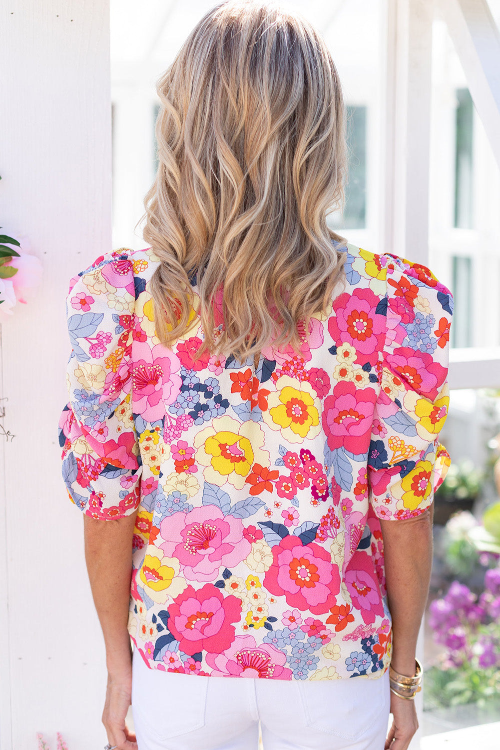 Blusa floral con mangas abullonadas fruncidas