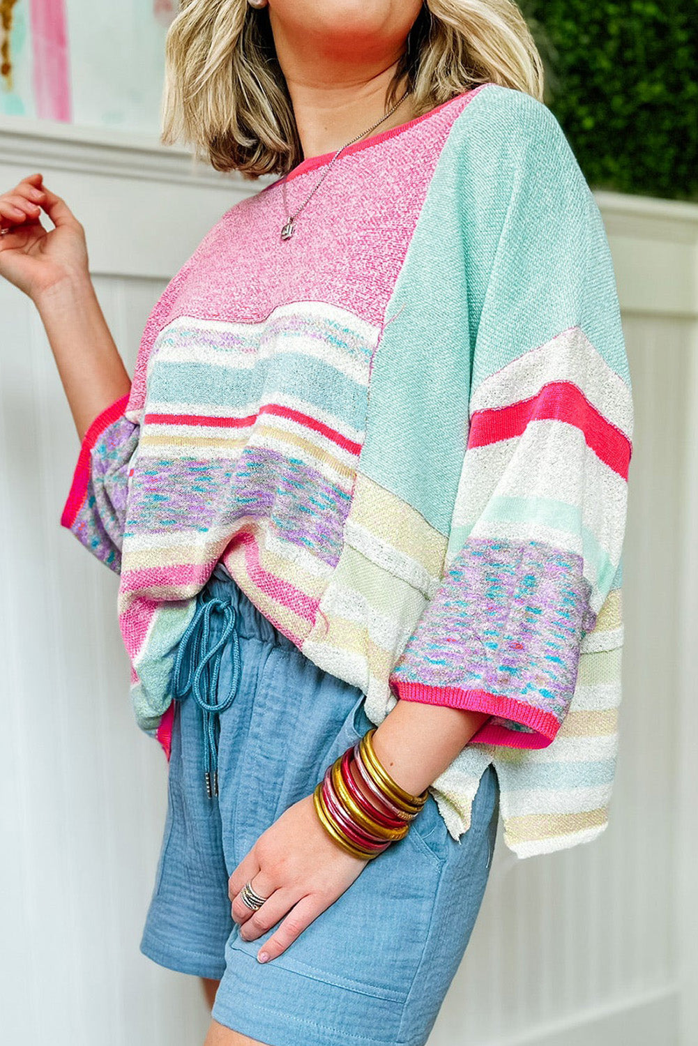 Haut tricoté à rayures et blocs de couleurs roses à manches trois-quarts 