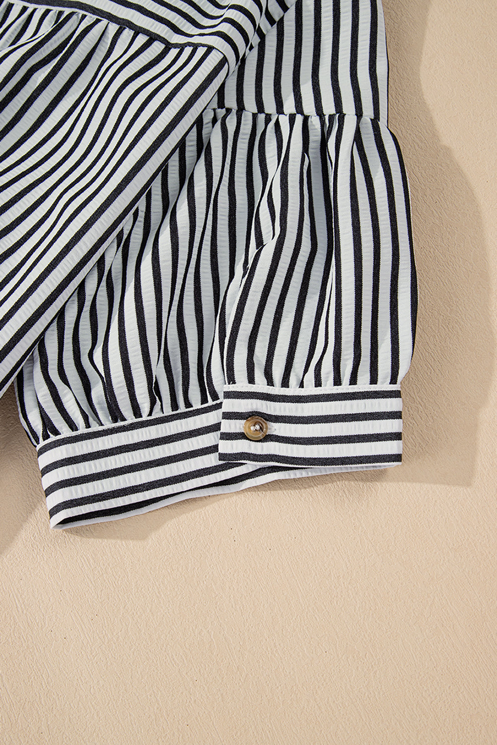 Mini-robe noire à rayures, manches courtes, col en V boutonné et poches, grande taille