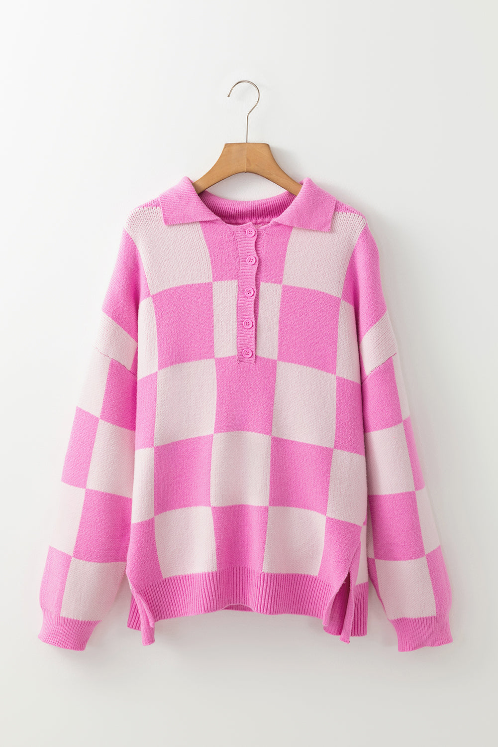 Pull à épaules tombantes et col boutonné à motif damier rose