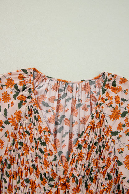 Robe babydoll beige à fleurs, décolleté en V profond, buste froncé, manches bouffantes