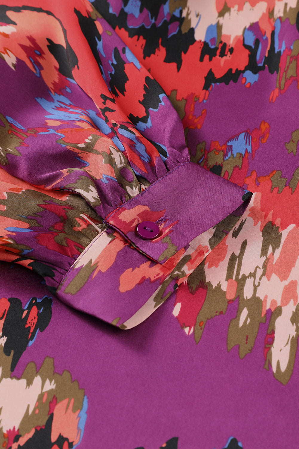 Blusa con mangas abullonadas y cuello en V con estampado de grafiti 