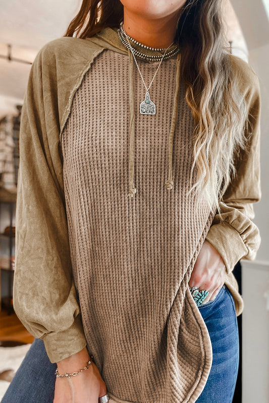 Sweat à capuche kaki gaufré avec cordon de serrage et coutures apparentes 