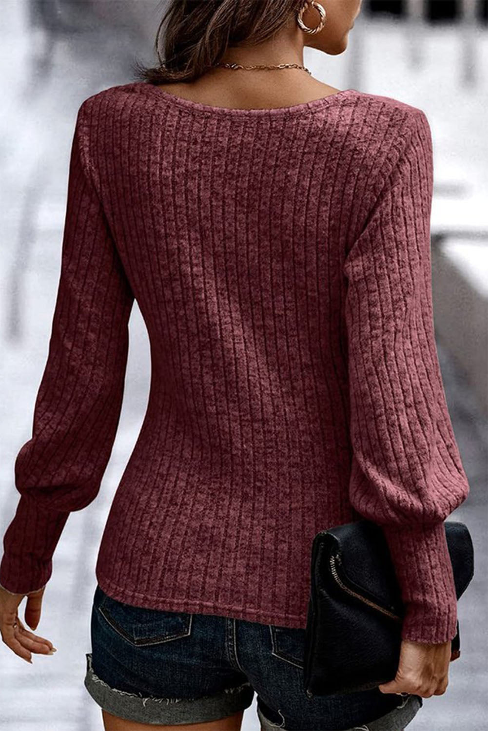 Top con cuello redondo y manga obispo de canalé en rojo mineral 