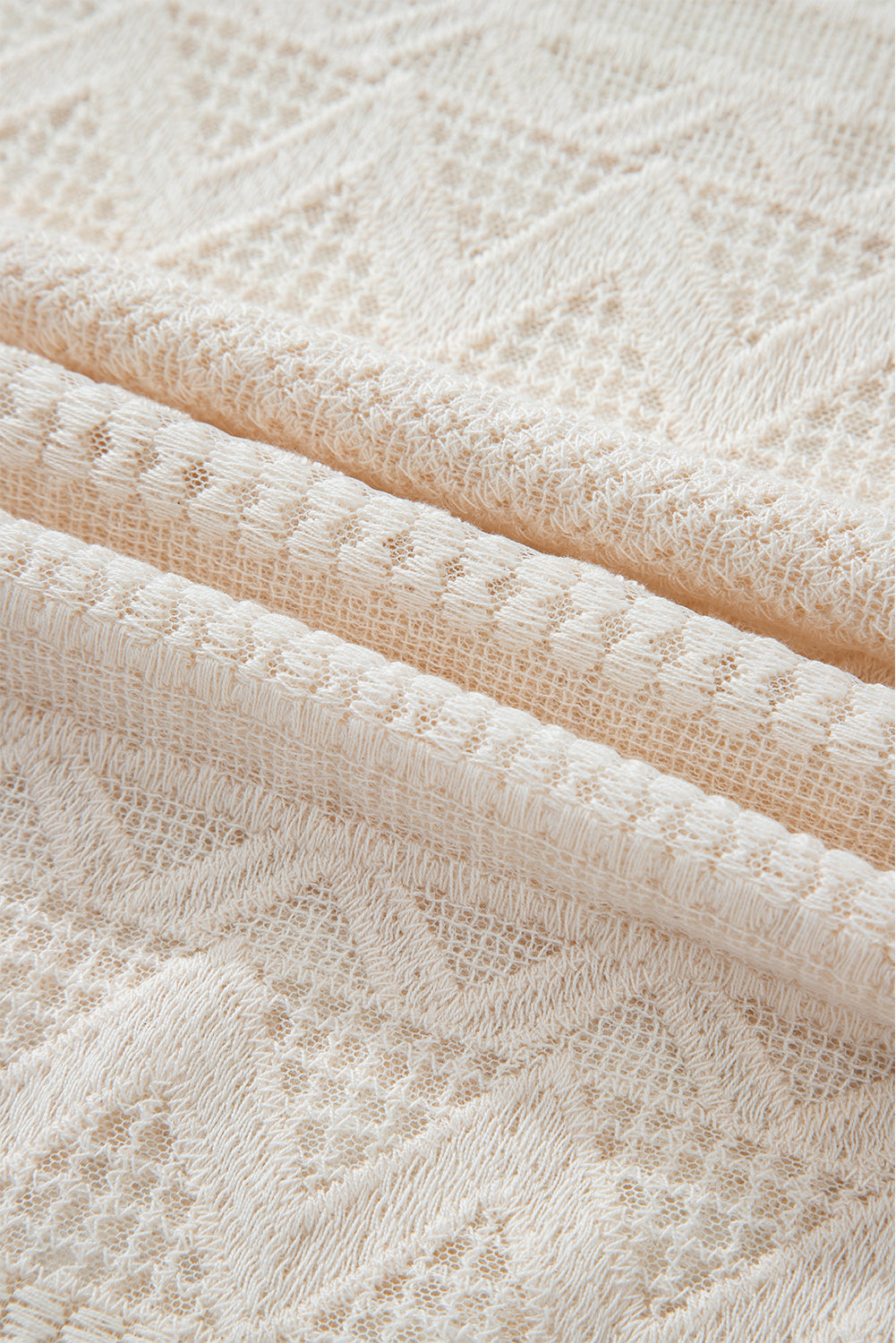 Chemisier blanc à manches longues et boutons en dentelle géométrique