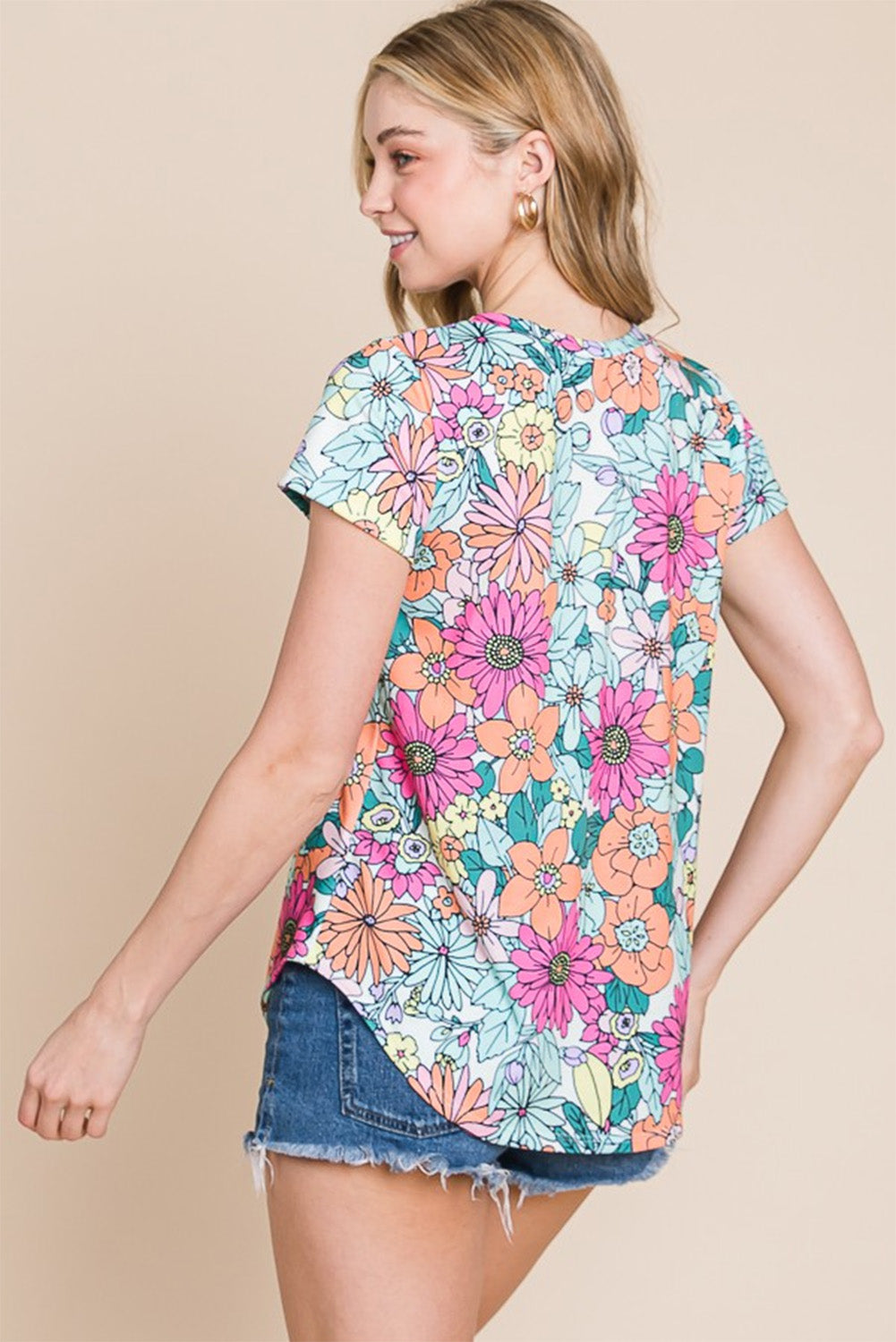 Top de manga corta con dobladillo asimétrico y estampado floral multicolor 