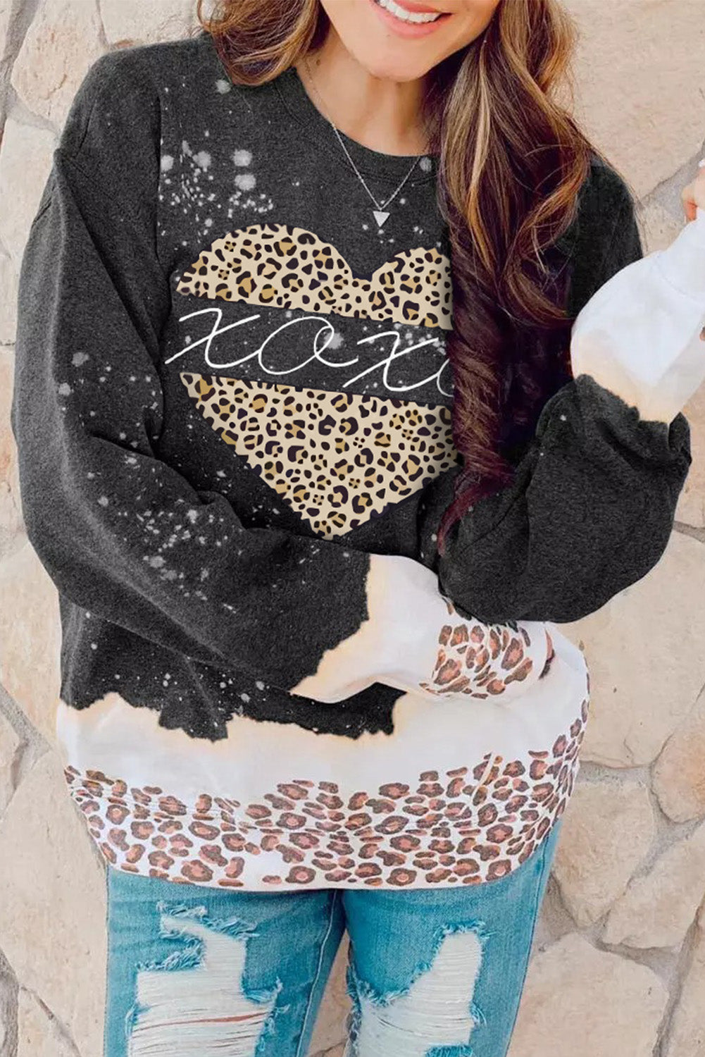 Sudadera blanqueada con estampado de leopardo navideño nevado