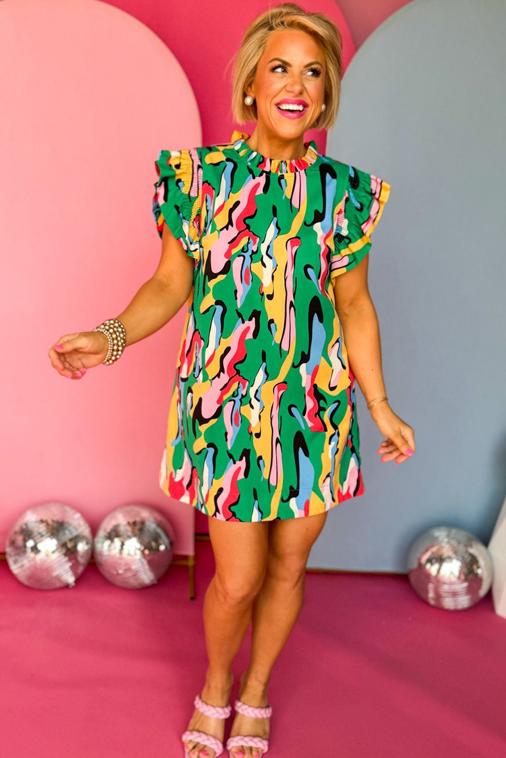 Mini-robe verte à imprimé abstrait, col à volants et manches à volants