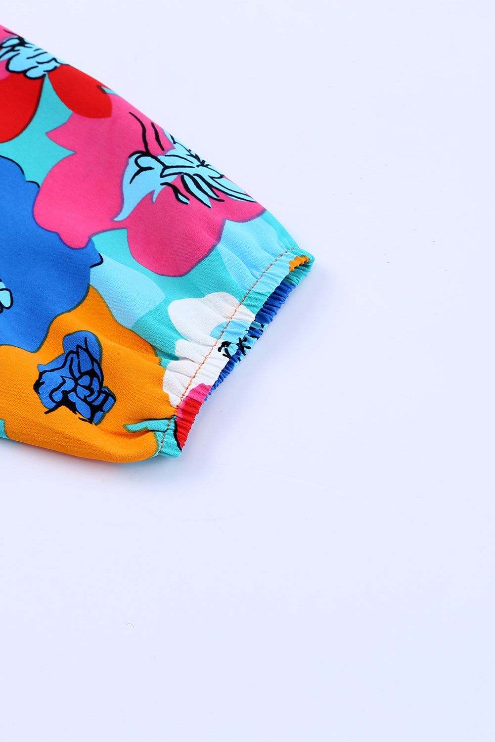 Blusa con cuello en V y manga 3/4 con estampado floral multicolor 