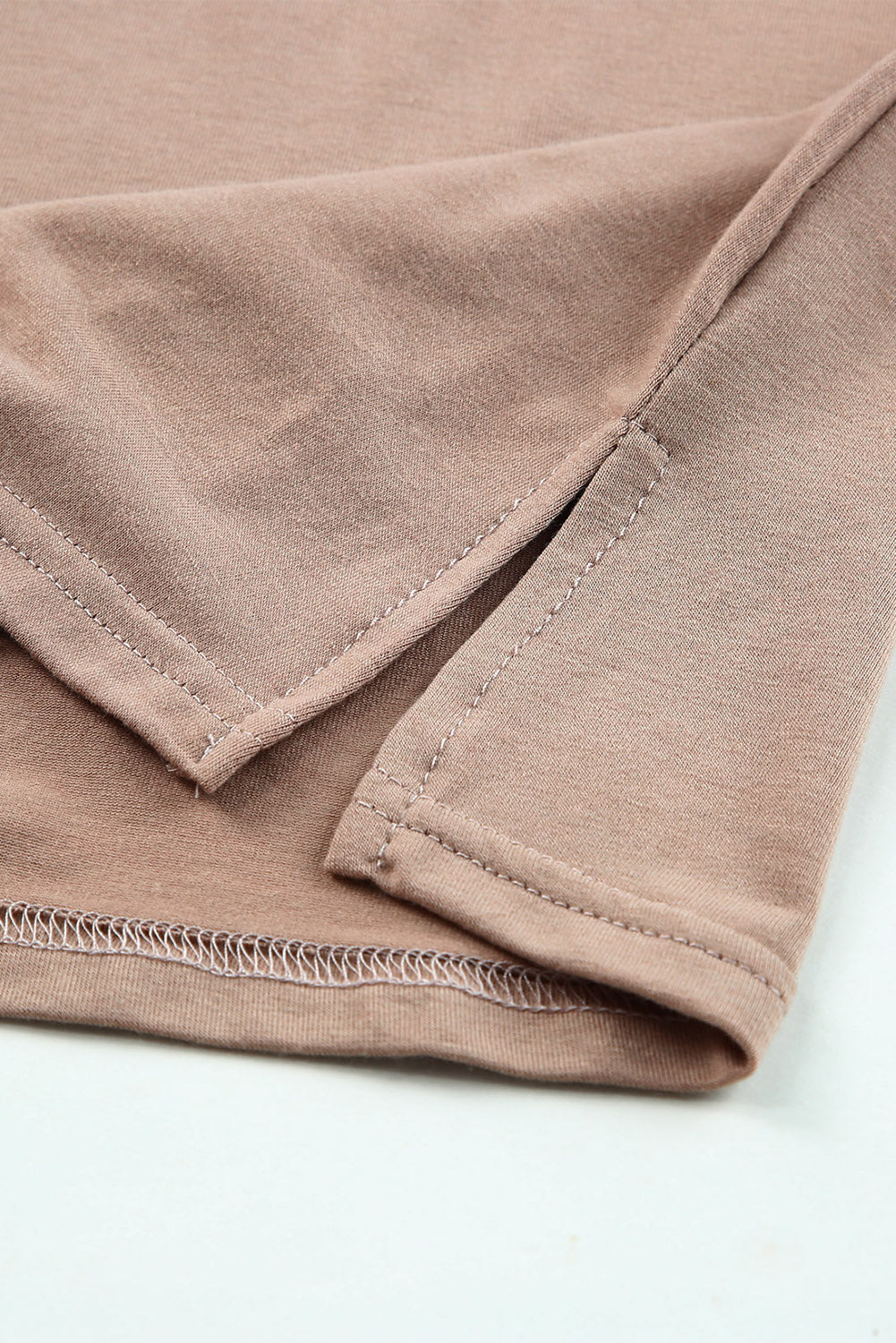 Top caqui de talla grande con bloques de color y canesú de leopardo 