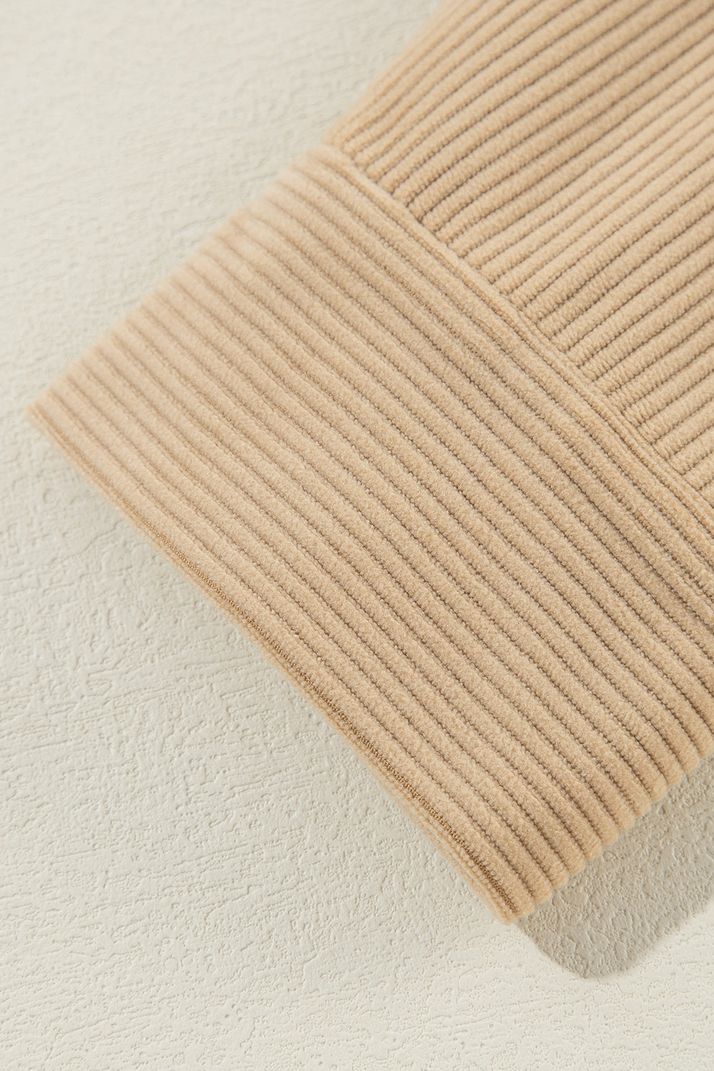 Veste-chemise boutonnée en velours côtelé beige clair uni à volants et poches à rabat