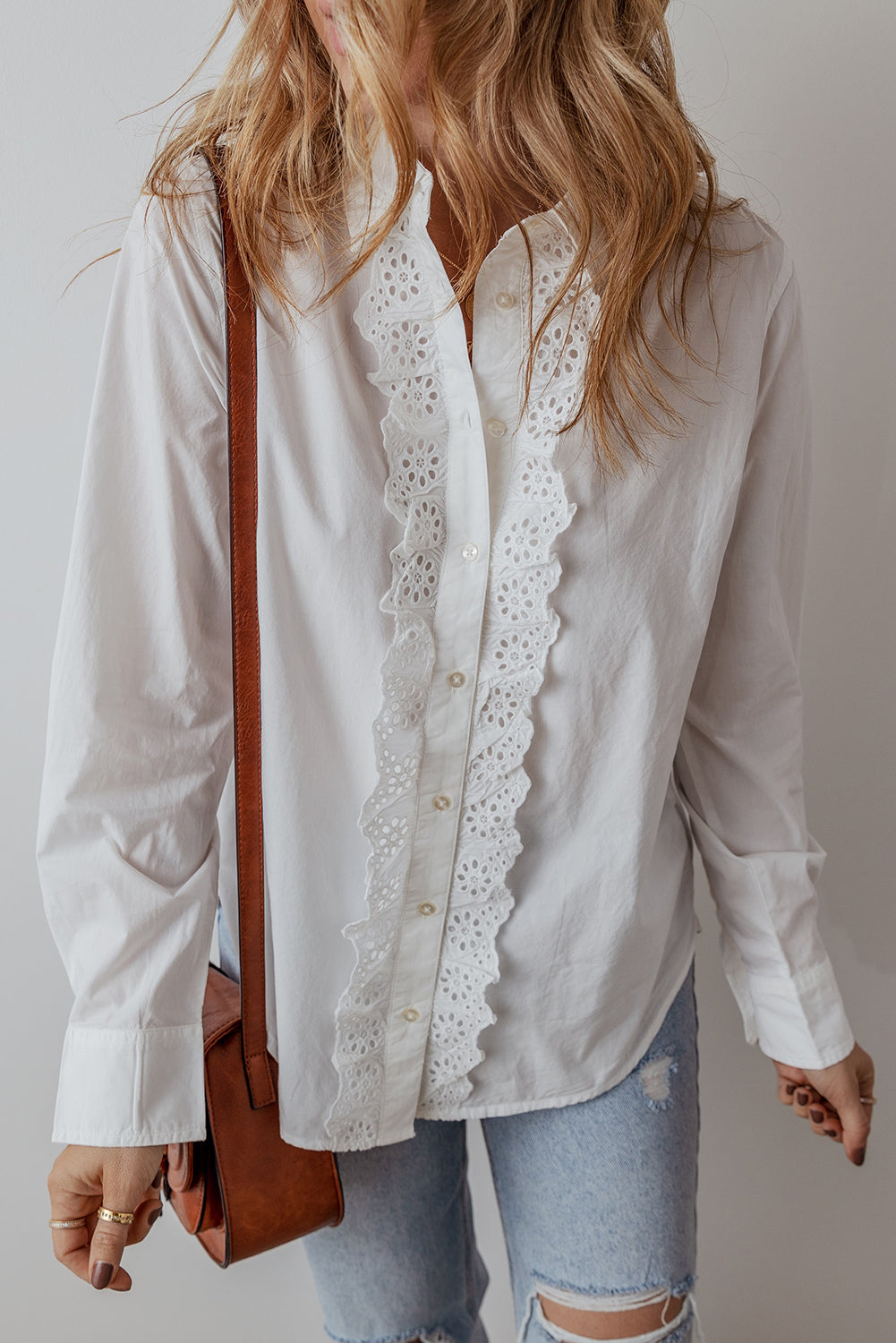 Chemise boutonnée à col rabattu et bordure en dentelle blanche au crochet