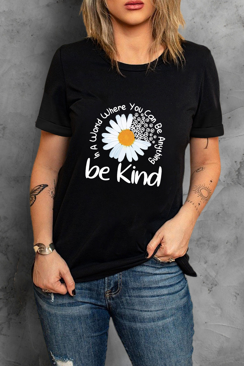T-shirt décontracté à col rond et imprimé « Be Kind » avec slogan « Daisy » noir