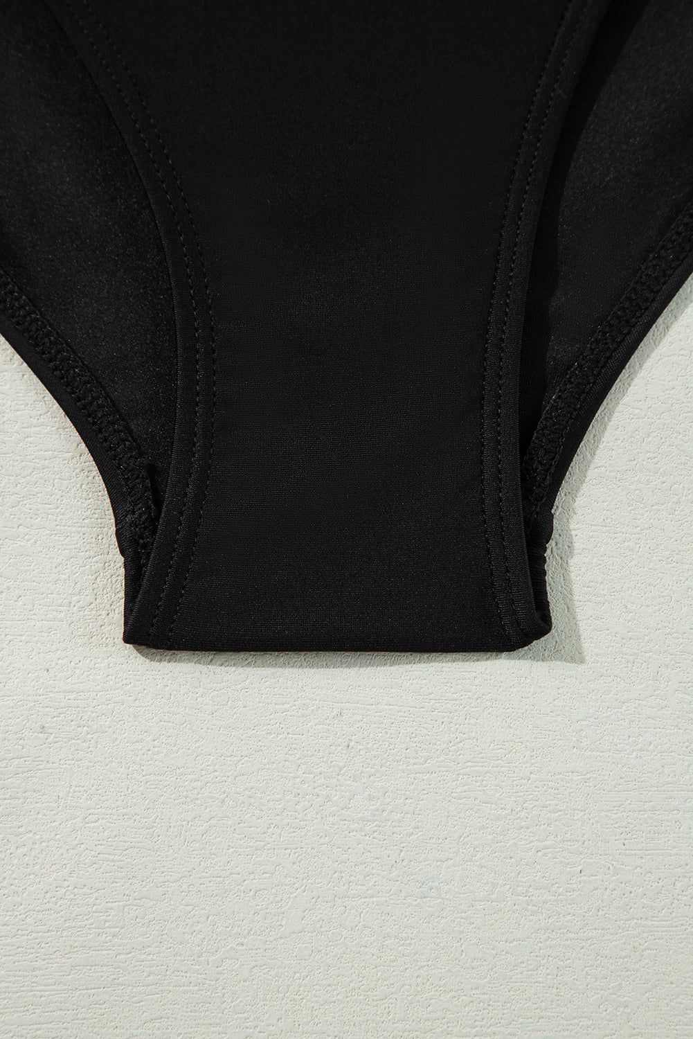 Ensemble haut de bikini asymétrique en maille plissée noire et jupe