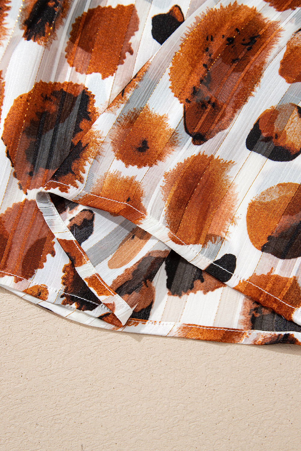 Chemisier plissé à manches 3/4 et volants, imprimé abstrait, avec détails de fils métalliques marron