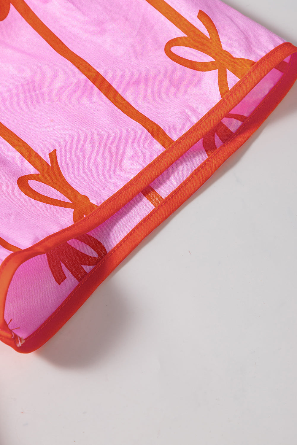 Robe grande taille à volants et taille cintrée avec nœud rose