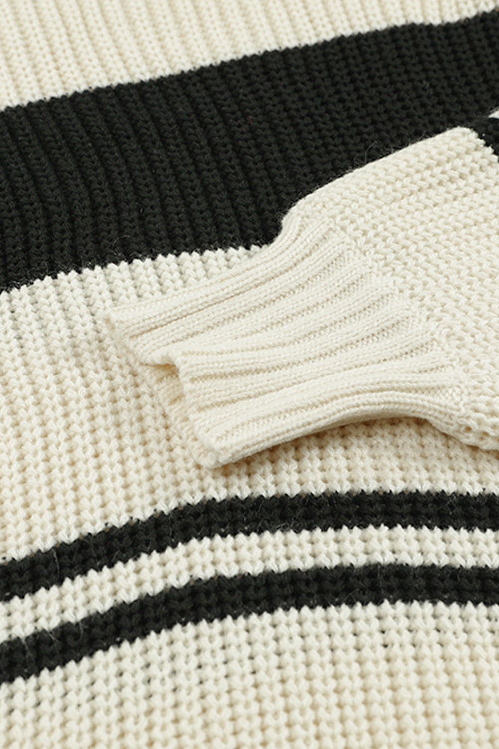 Pull en tricot rayé à épaules dénudées 