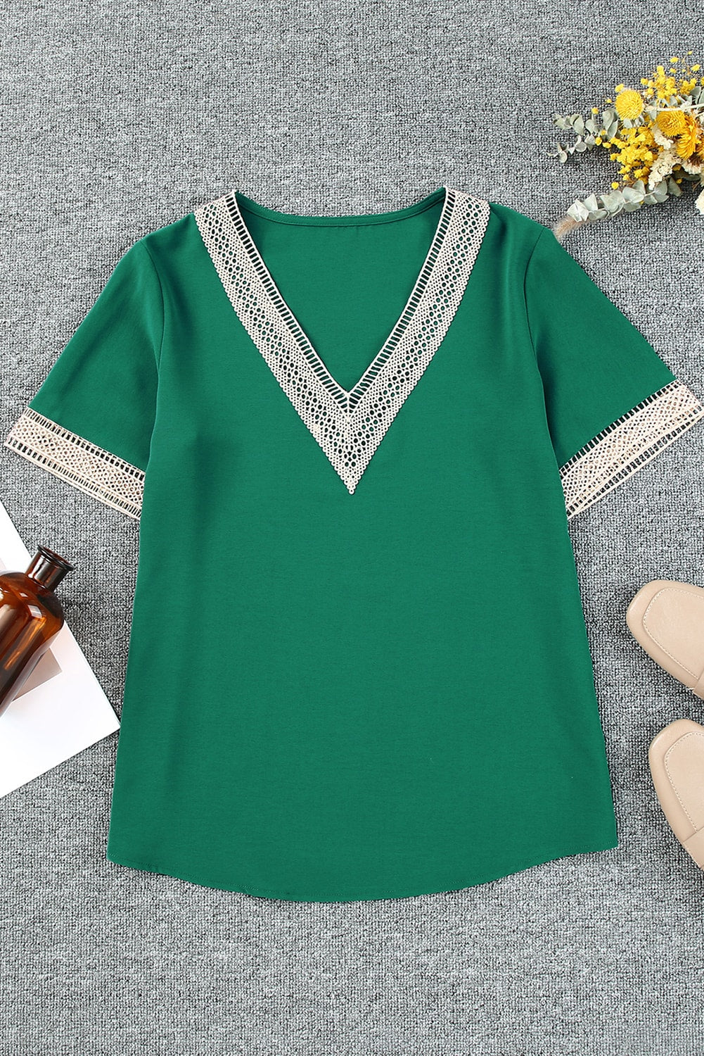 Chemisier à manches courtes et col en V avec bordure en dentelle