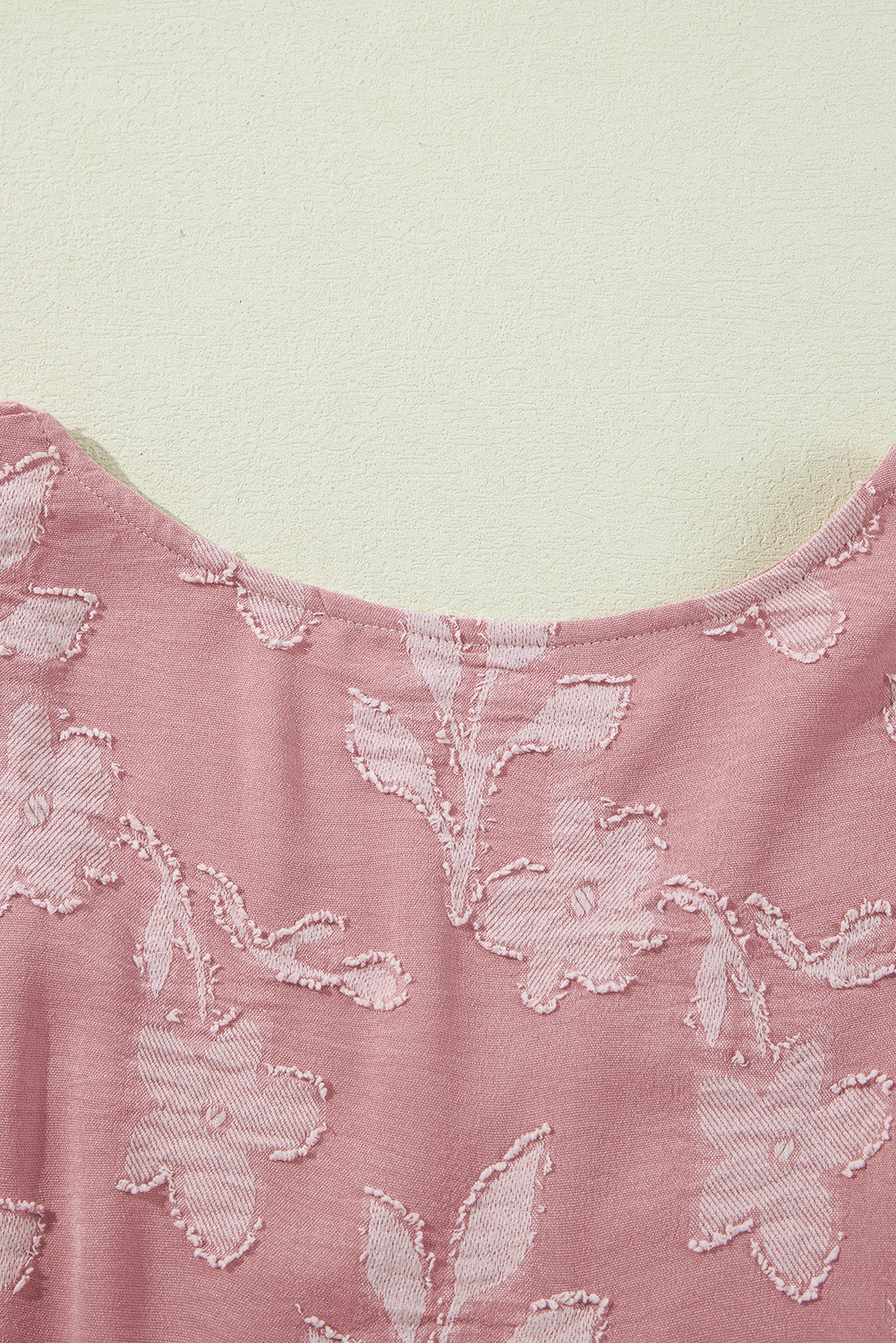 Robe grande taille à volants et col en V à imprimé floral et fleurs de pêcher