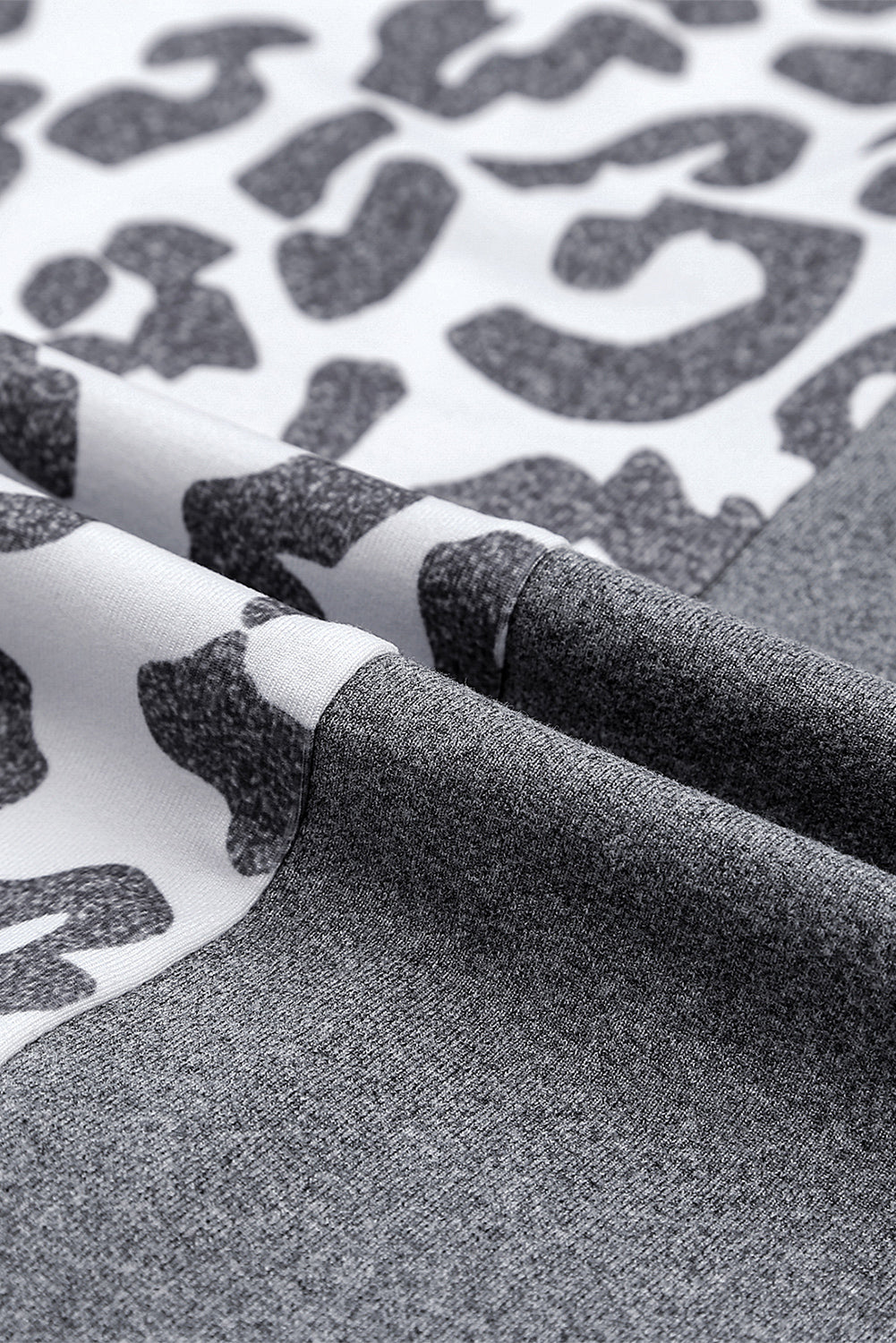 Robe t-shirt à manches courtes et imprimé léopard contrasté avec fentes 