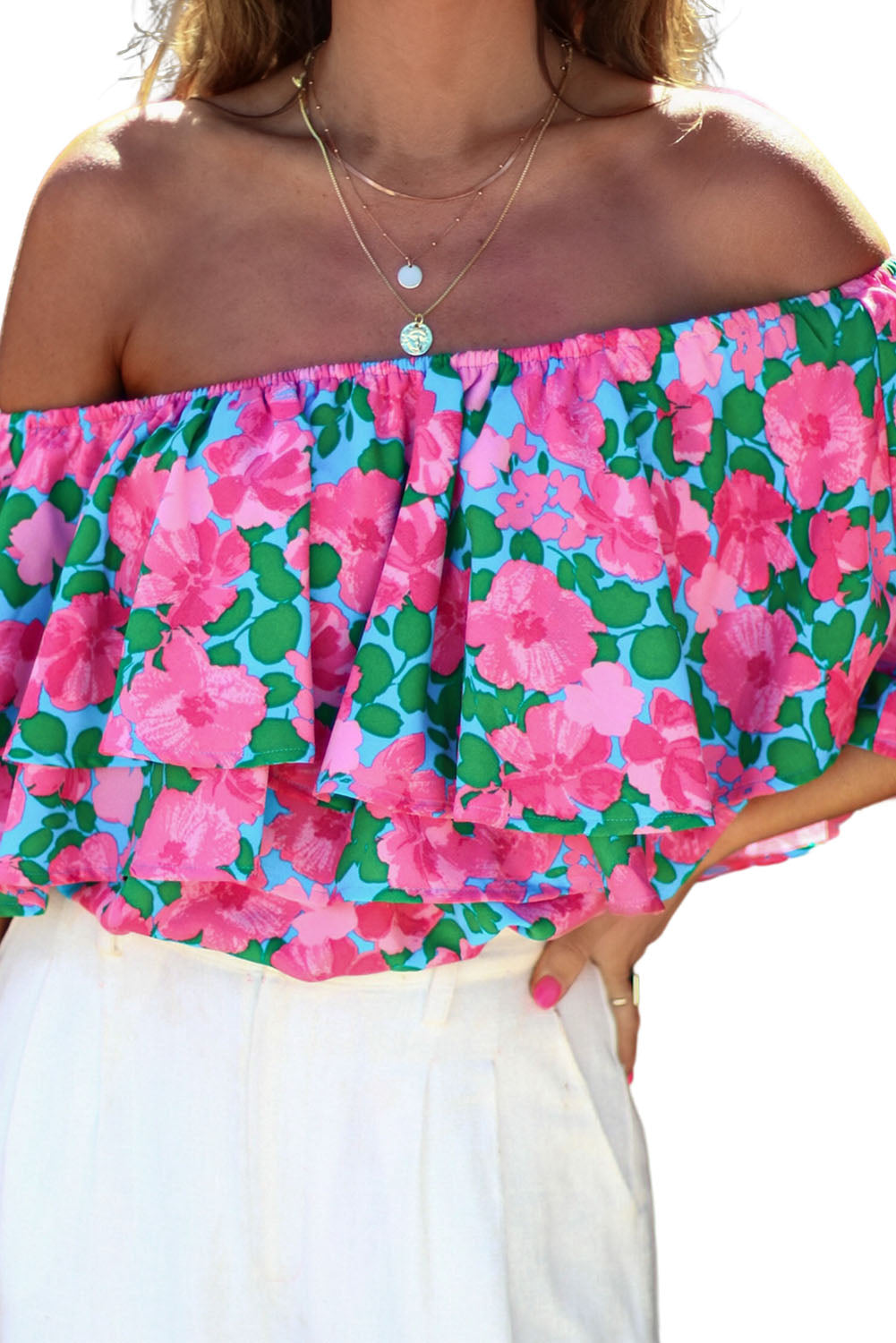 Chemisier fleuri à volants et épaules dénudées 