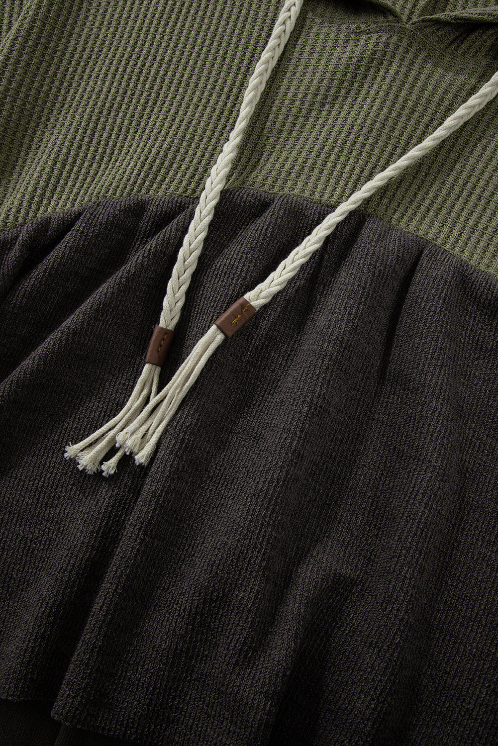 Haut à capuche asymétrique vert laurier à manches larges et textures contrastées