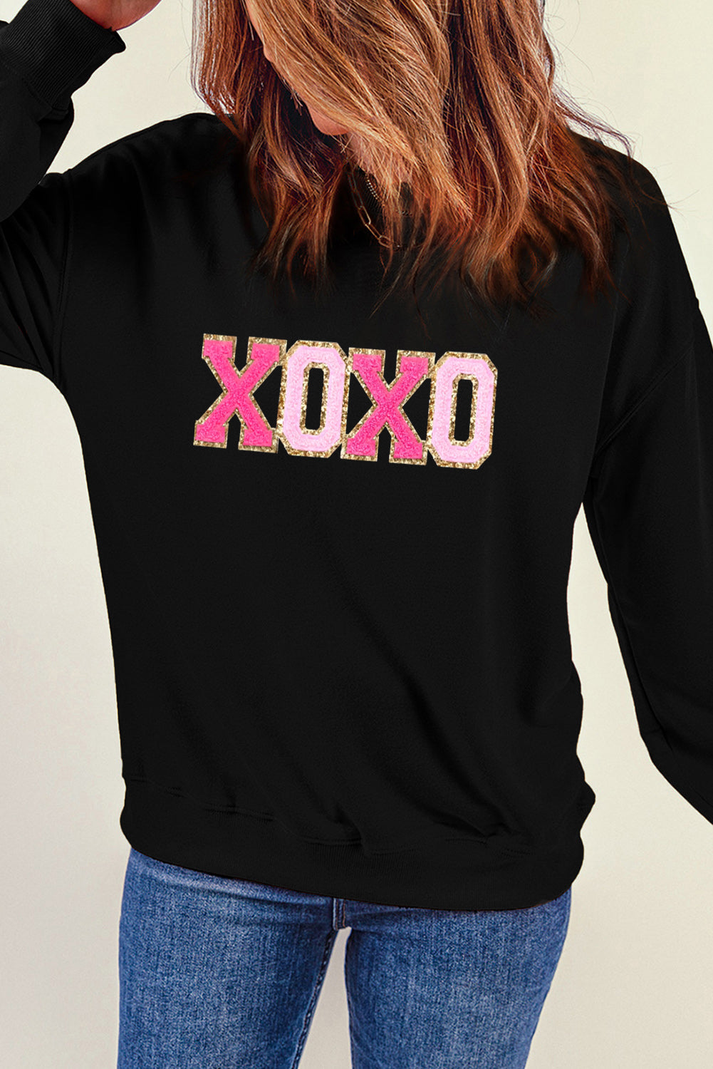Sweat-shirt de Saint-Valentin à épaules tombantes et patchs XOXO en chenille noire
