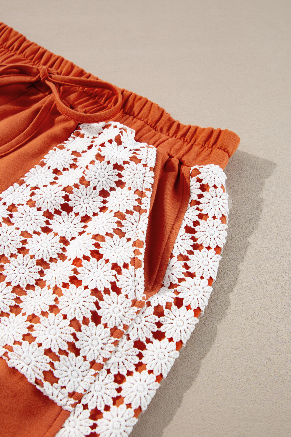 Pantalon large à cordon de serrage et patch floral au crochet Gold Flame grande taille