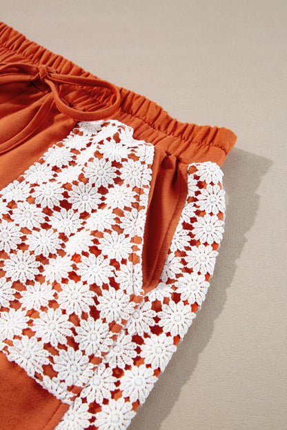 Pantalon large à cordon de serrage et patch floral au crochet Gold Flame grande taille