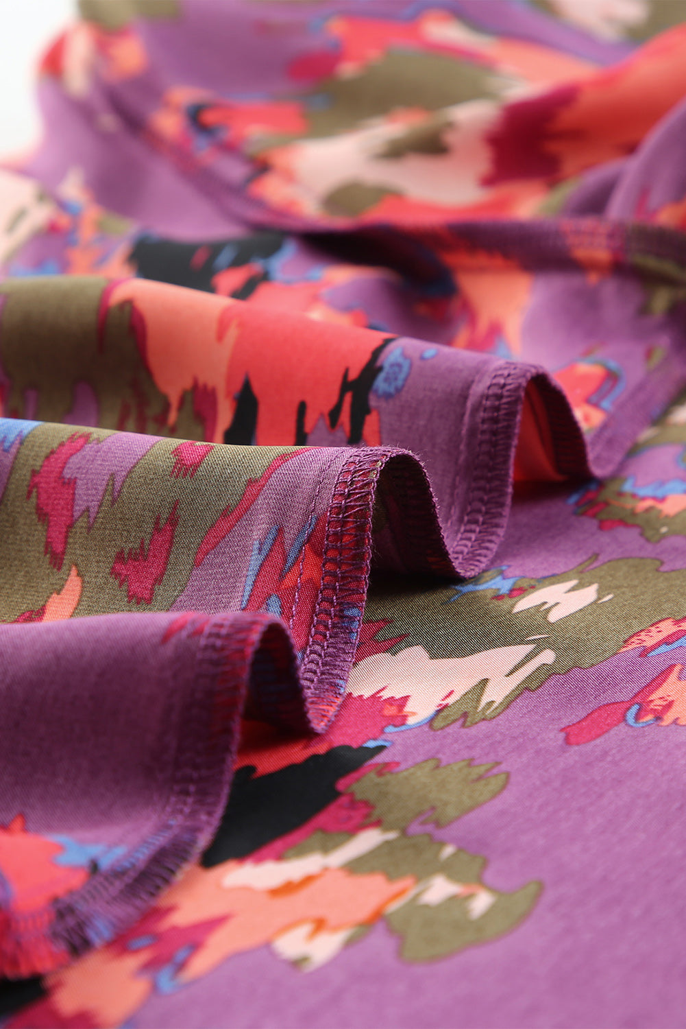 Blusa con mangas abullonadas y cuello en V con estampado de grafiti 