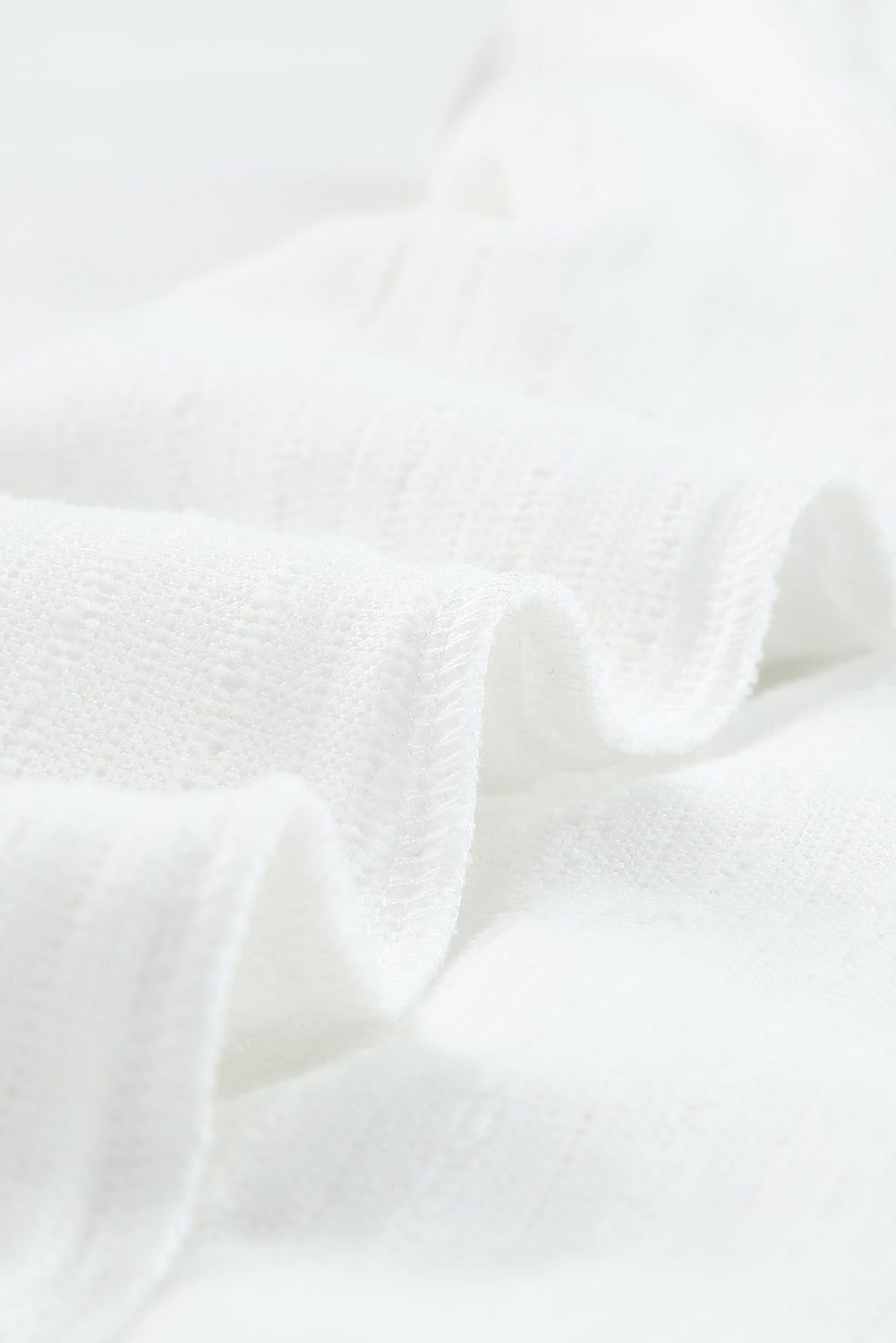 Blusa de punto texturizada con mangas de malla y apliques florales 