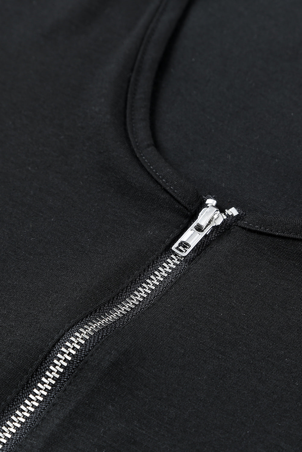 T-shirt à manches courtes et col zippé avec dentelle