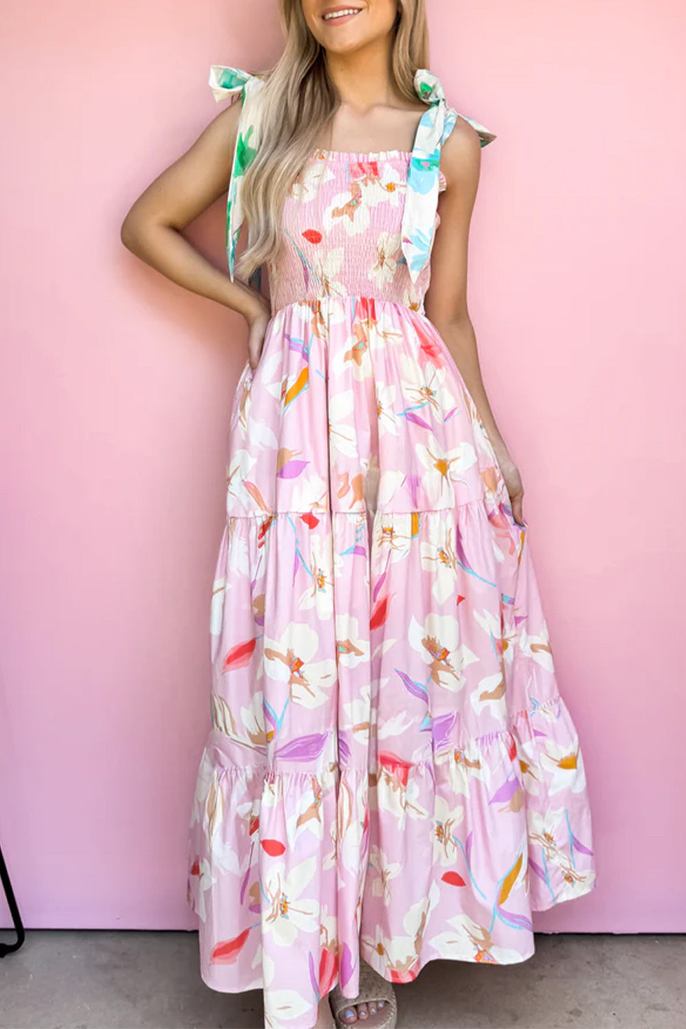 Robe longue smockée à imprimé floral rose et épaules nouées