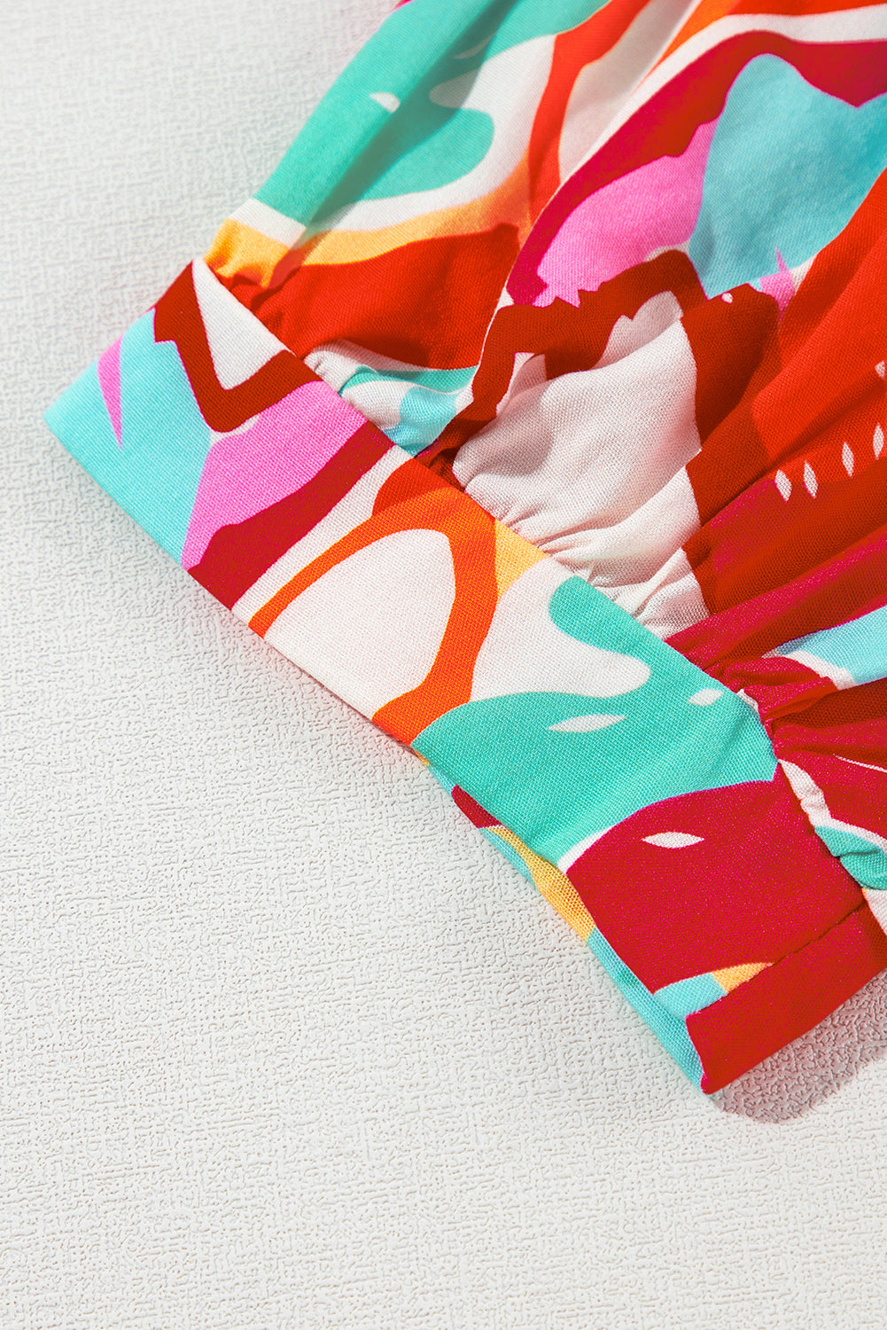 Chemisier à manches mi-longues et col en V avec cordon de serrage et imprimé abstrait rose rouge