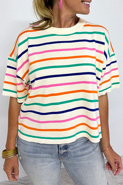 Haut en maille à rayures beiges, manches courtes tombantes, coupe carrée