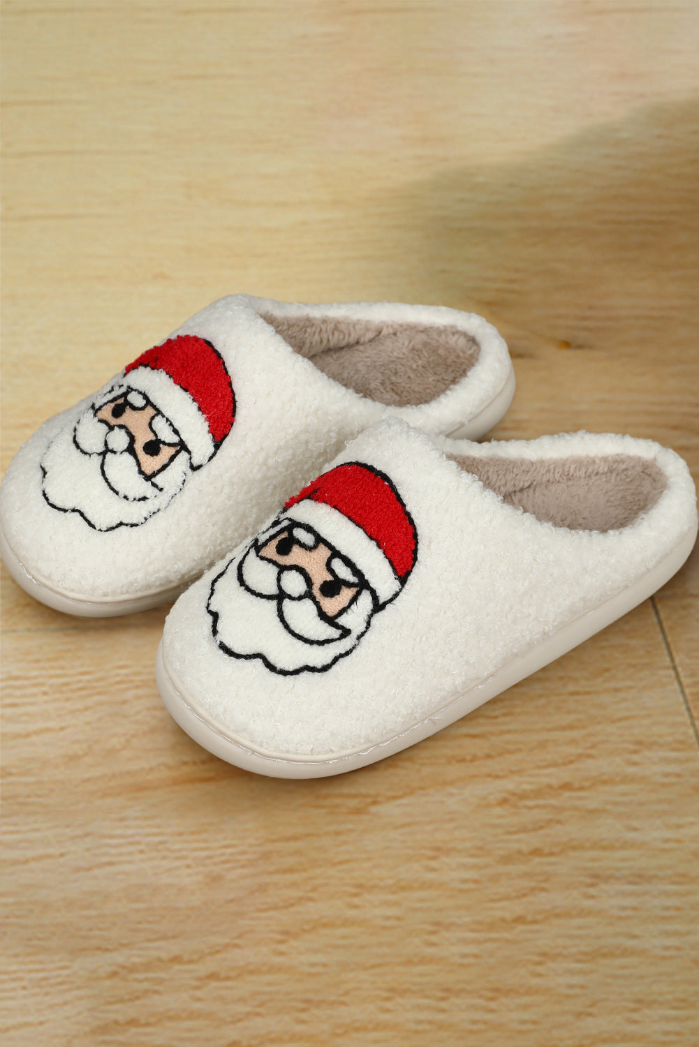 Pantuflas de felpa con estampado navideño de Papá Noel en color blanco 