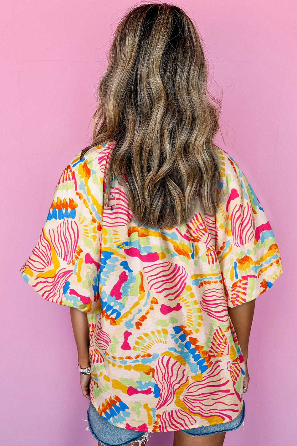 Chemisier orange à manches courtes et col en V, imprimé abstrait