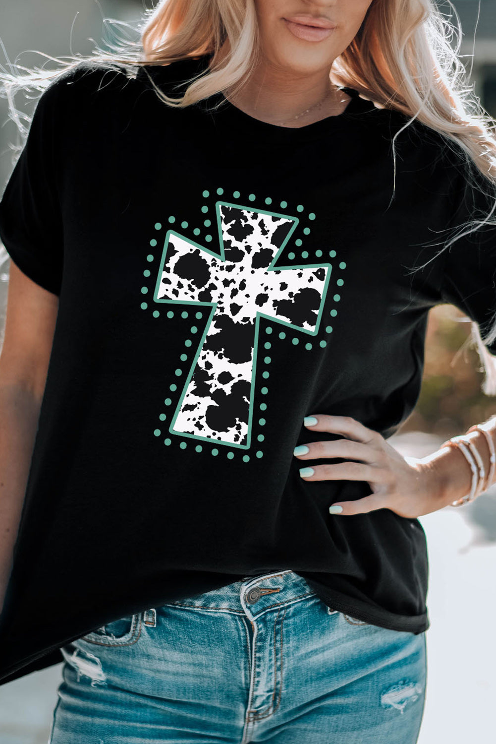 Camiseta negra con estampado animal y gráfico cruzado