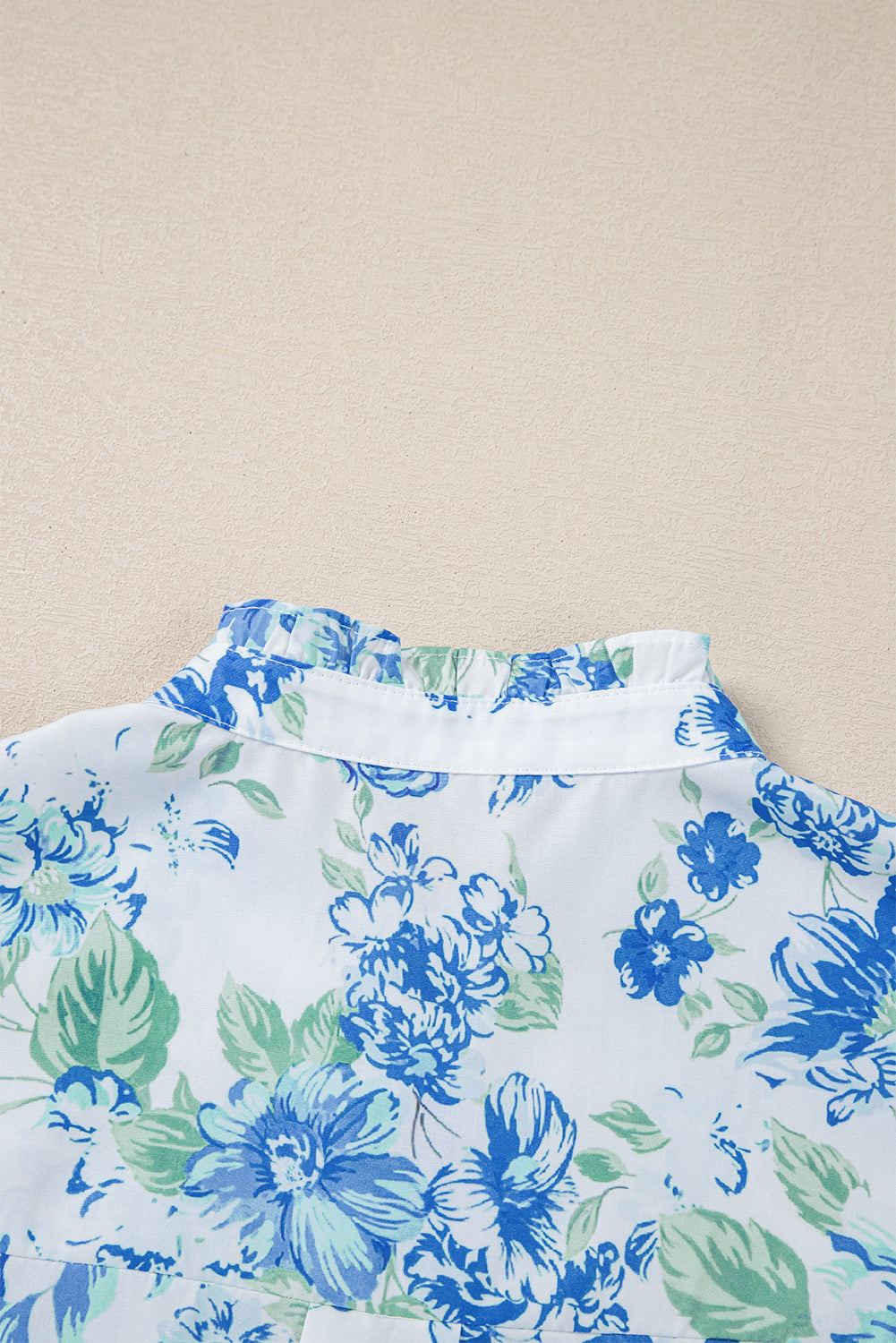 Chemise boutonnée à volants et imprimé floral bleu ciel