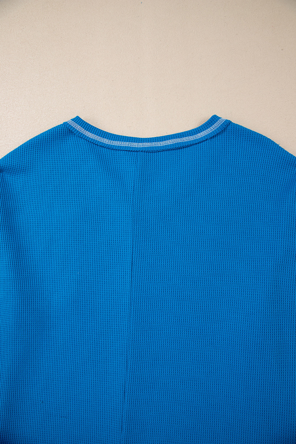 Chemisier en maille côtelée bleu ciel à manches patchwork florales et col en V